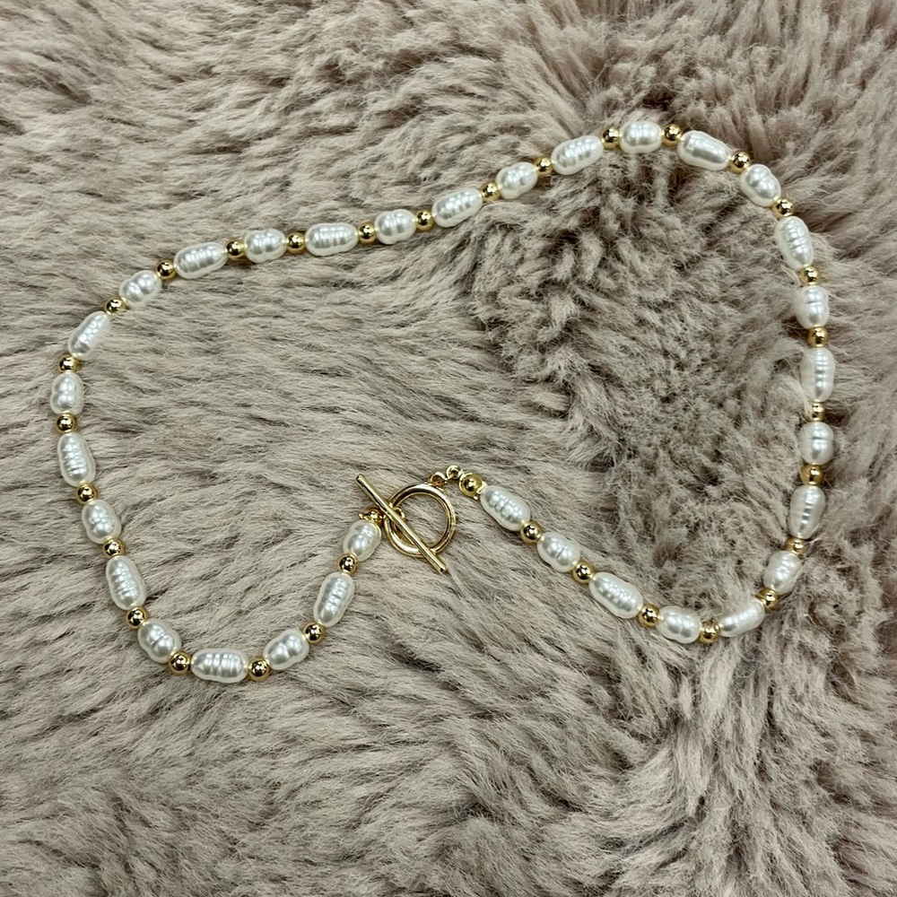 Faux pearl necklace with T bar detail in gold tone